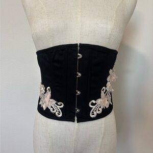 Chic Black Corset Belt with Floral Embroidery